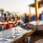 Weingläser auf der Theke Wein-Events