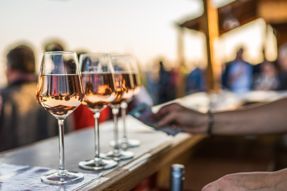 Weingläser auf der Theke Wein-Events